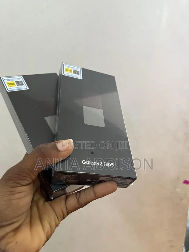 New Samsung Galaxy Z Flip 5 256 GB Black · Photo 1