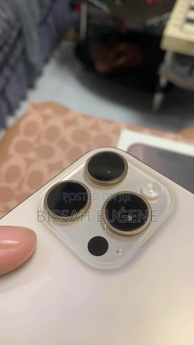 Apple iPhone 16 Pro Max 256 GB Gold · Photo 1