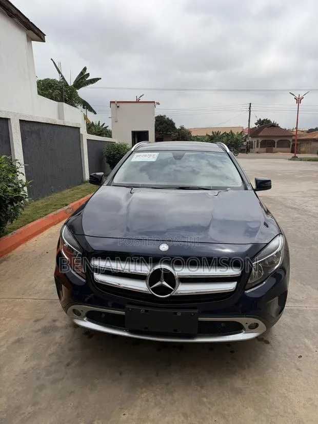 Mercedes-Benz GLA-Class GLA200 Sport Utility 4-Door (2.0L, 4cyl Turbo) · Photo 1