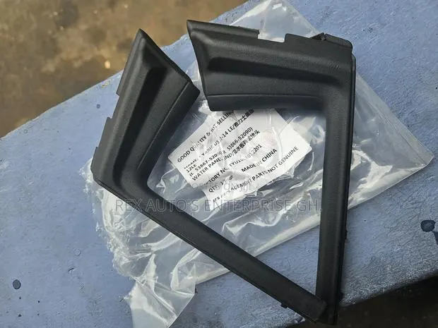 Yaris 2012,2013,2014/ Water Panel End · Photo 1