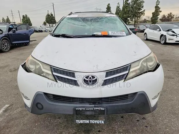 Toyota RAV4 XLE 4dr SUV AWD (2.5L 4cyl 6A) 2015 White · Photo 1