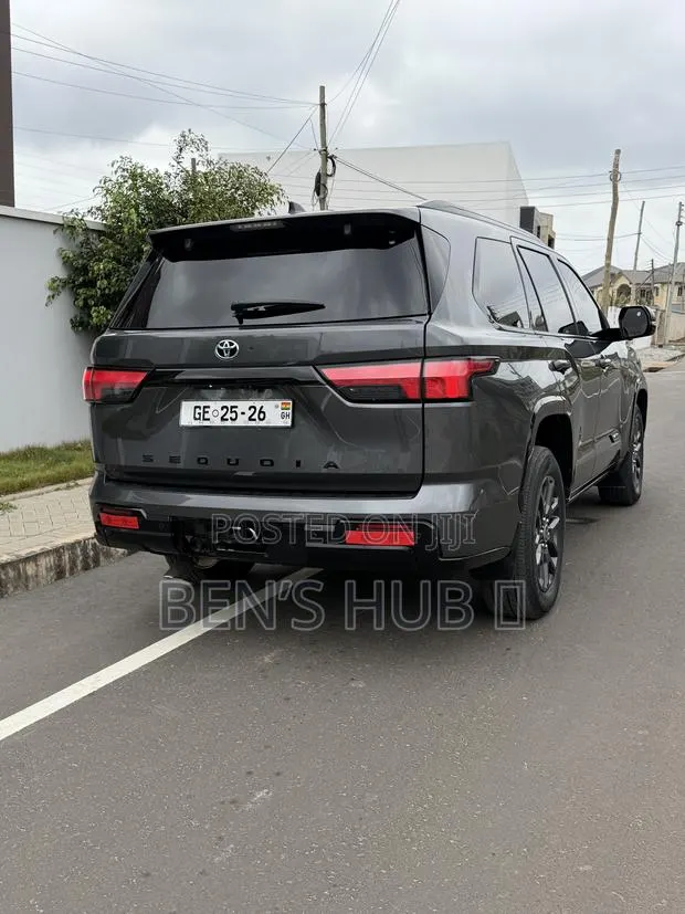 Toyota Sequoia Platinum 4WD 2023 Gray