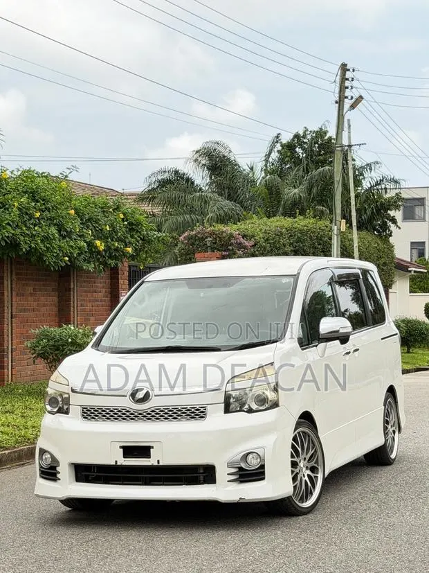 Toyota Voxy 2013 White · Photo 1