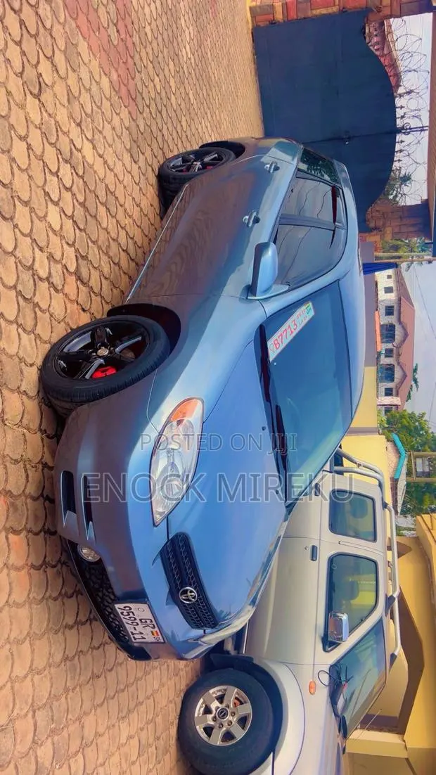 Toyota Matrix XR Hatchback FWD (1.8L 4cyl 4A) 2005 Gray · Photo 1