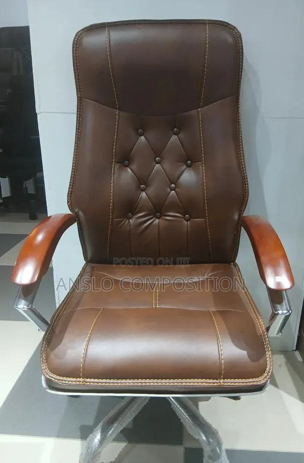 Quality Leather Swivel Chair · Photo 1