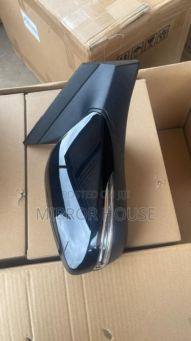 Hyundai Accent 2012-2017 Mirror With Light · Photo 1