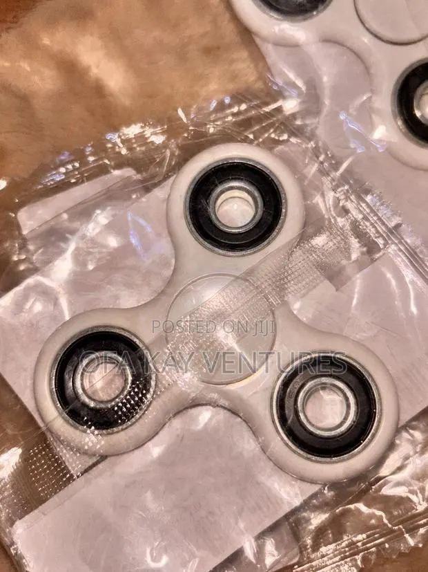 White Fidget Spinner · Photo 3