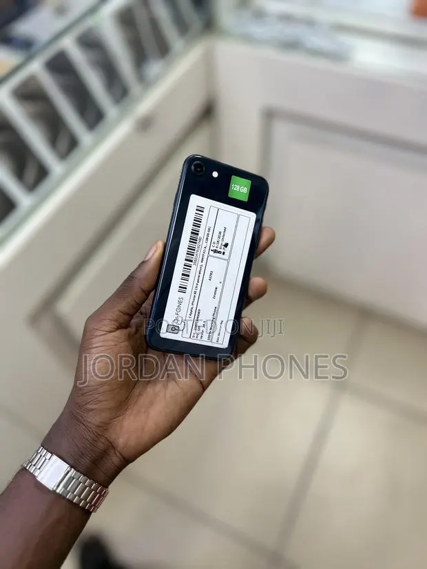 Apple iPhone SE (2022) 128 GB Black · Photo 1