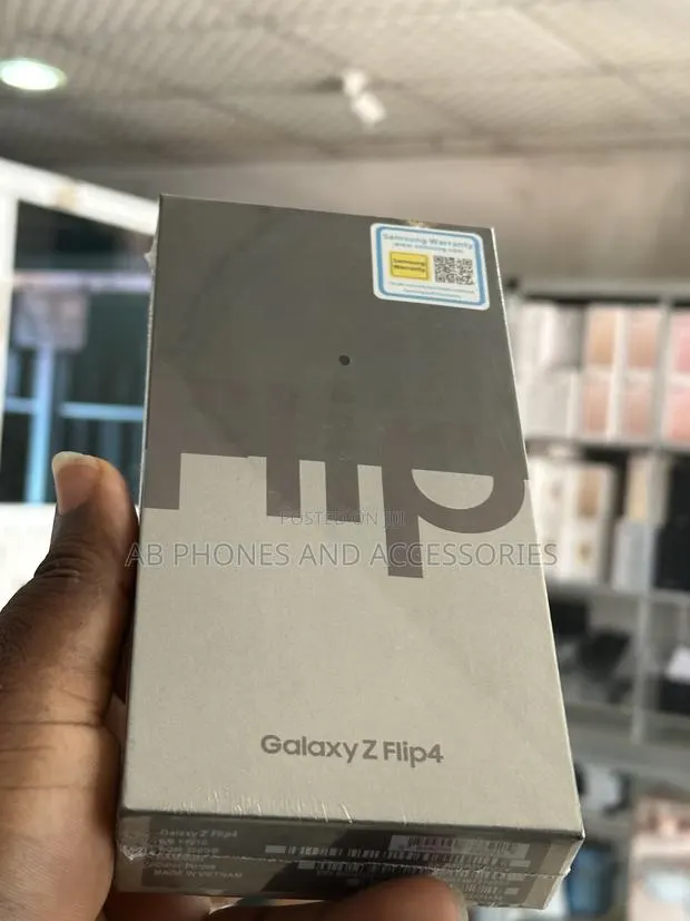New Samsung Galaxy Z Flip4 256 GB Black · Photo 1