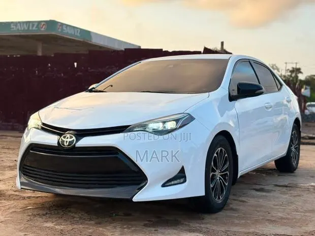 Toyota Corolla 2018 White · Photo 1