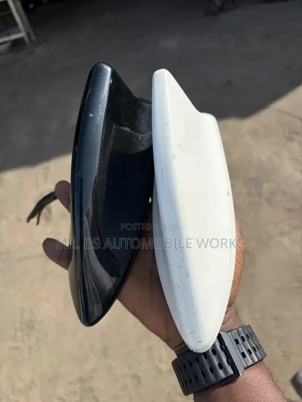 Honda CRV OEM Shark Antenna & Tracker 2017-2022 · Photo 1