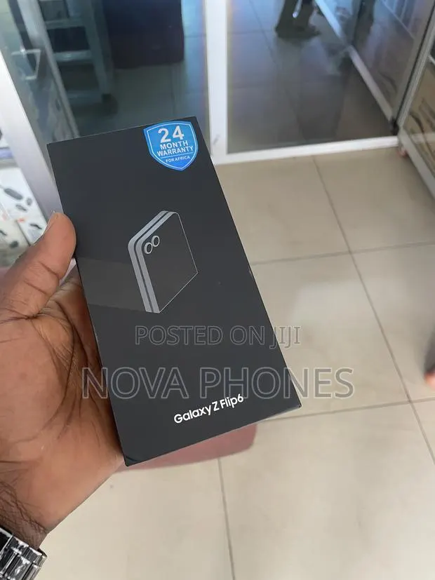 New Samsung Galaxy Z Flip6 256 GB Black · Photo 1