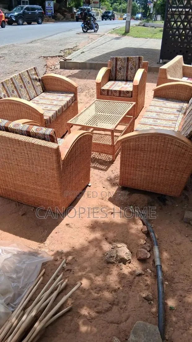 Quality Cane Sofa · Photo 1