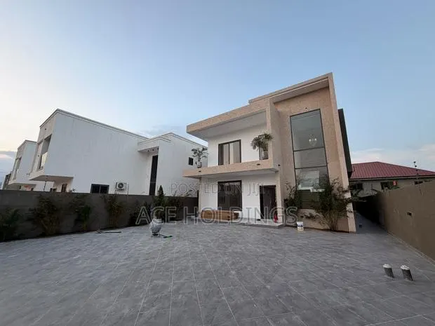 4bdrm Mansion in Nmai Dzorn, School Junction for sale · Photo 1