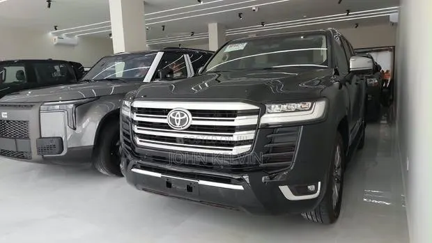 New Toyota Land Cruiser LC300 2025 Black · Photo 1