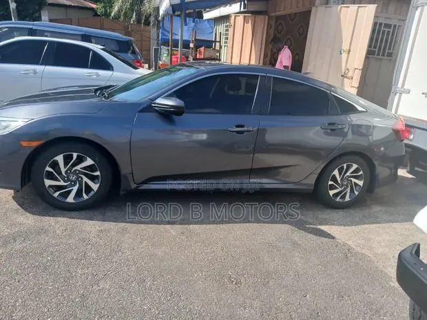Honda Civic 2018 Gray · Photo 1