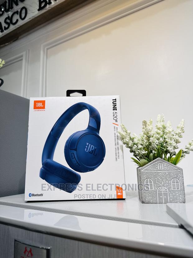 Enjoy With Bluetooth Headphones JBL Tune 520 · Photo 1