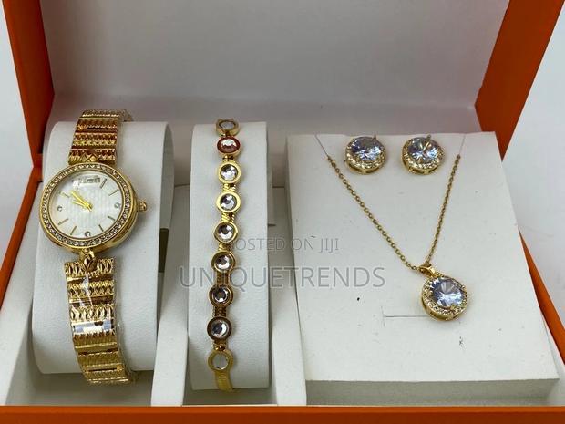 Ladies Watch And Jewellery Set · Photo 2