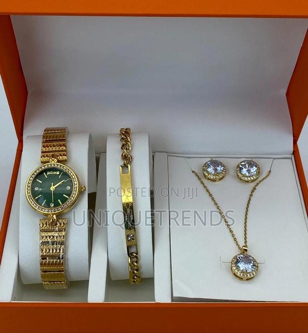 Ladies Watch And Jewellery Set · Photo 3