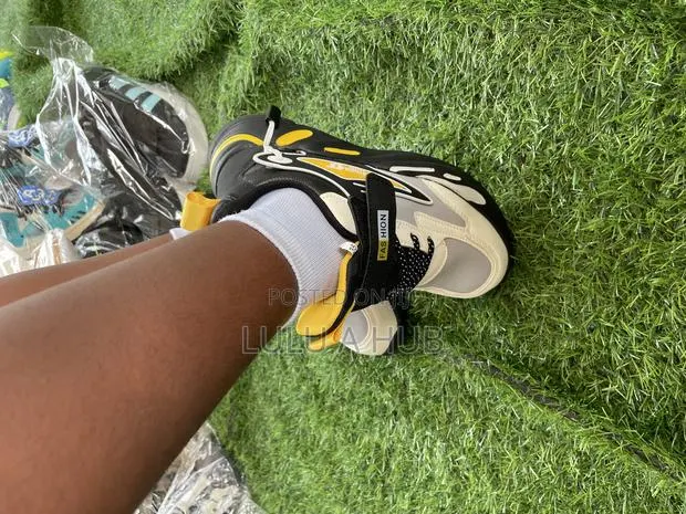 Kids Sneakers · Photo 2