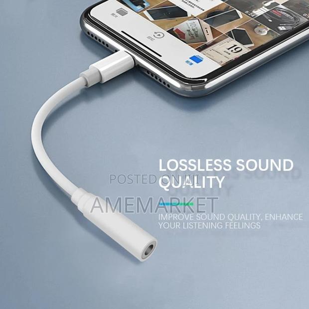 Lighting to 3.5mm Jack Adapter Headphones iPhone Converter · Photo 1