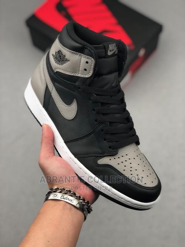 Air Jordan Retro 1 Shadow Black/ Ash · Photo 1