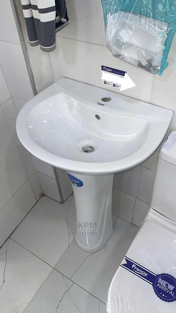 Twyford Frencia Wash-Hand Basin Stand · Photo 1