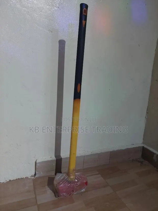Heavy-Duty Sledgehammer With Ergonomic Grip · Photo 1