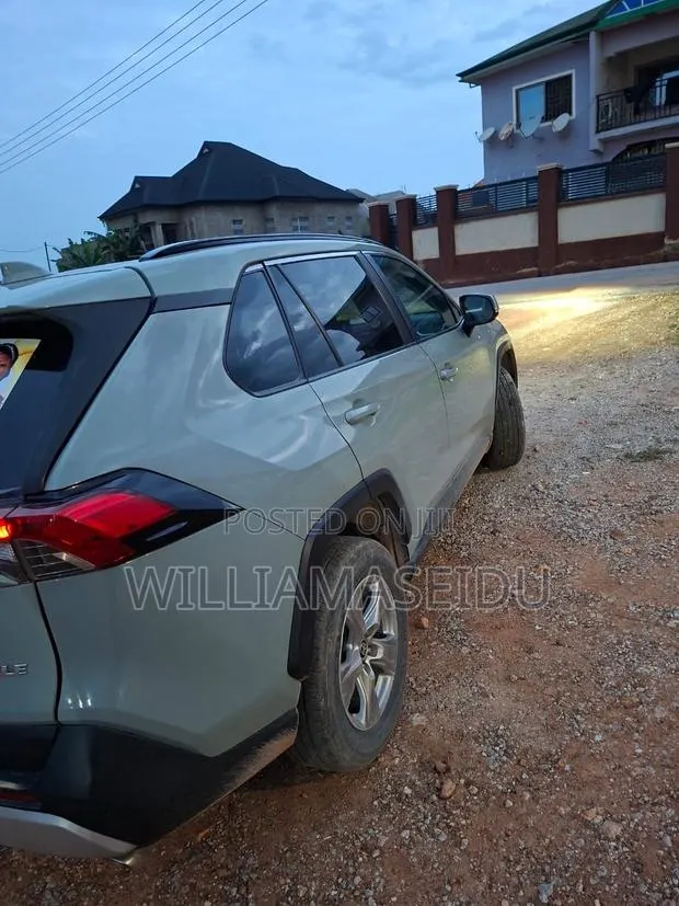 Toyota RAV4 XLE Premium AWD 2023 Gray · Photo 1
