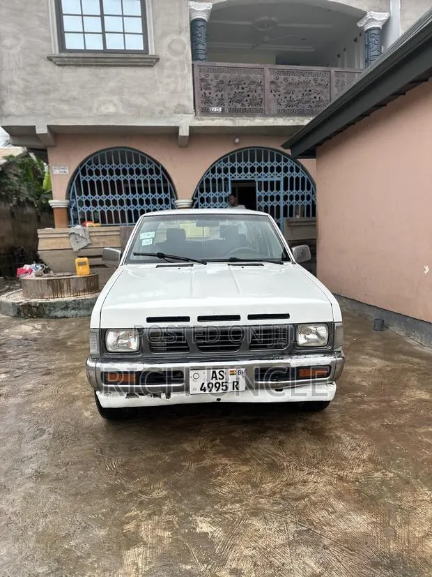 Nissan Hardbody 1994 White · Photo 1