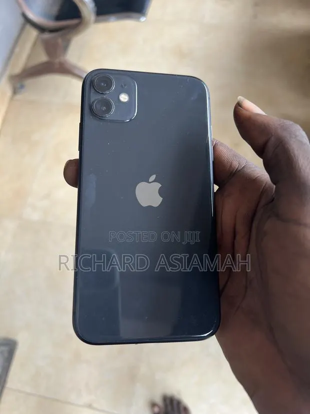 Apple iPhone 11 64 GB Black · Photo 1