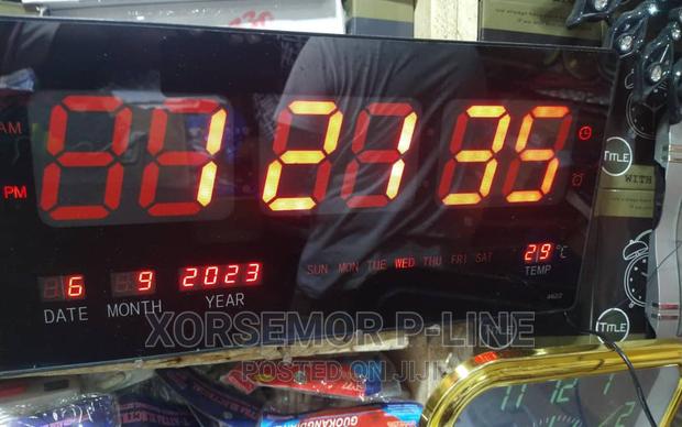 Digital Alarm Clock · Photo 4