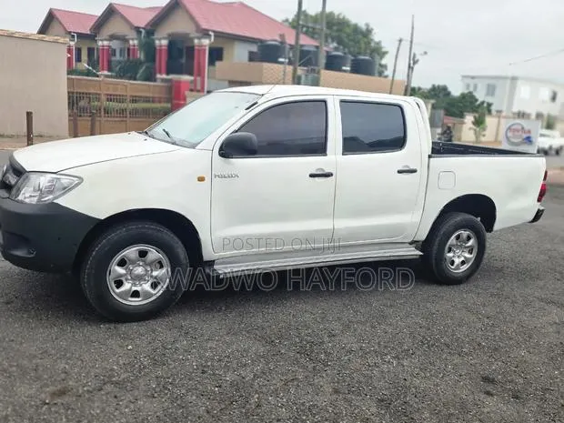 Toyota Hilux 2012 White · Photo 1