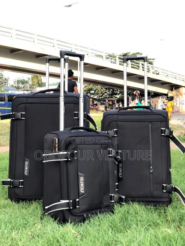 3 Set Quality and Affordable Material Luggage 53289y 3 Piece · Photo 2