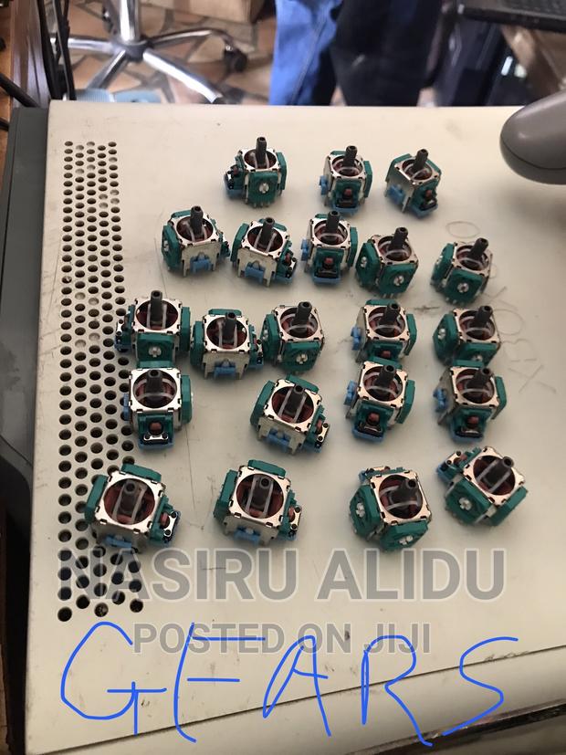 Repair Ps4 And Xbox Controllers · Photo 5