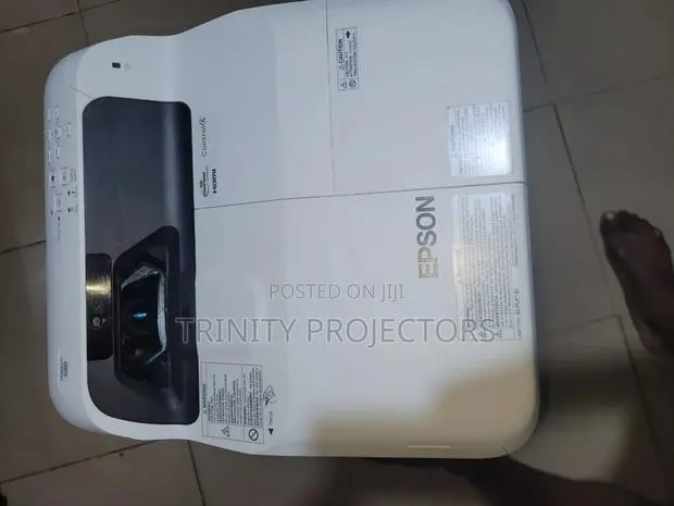 Epson PowerLite 680 · Photo 1