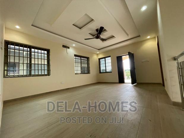 Three Bedroom Self Compound for Rent at Pantang. · Photo 4
