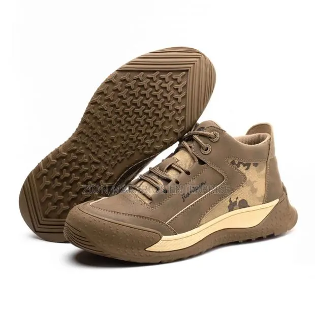 Fashionable Safety Sneakers · Photo 1