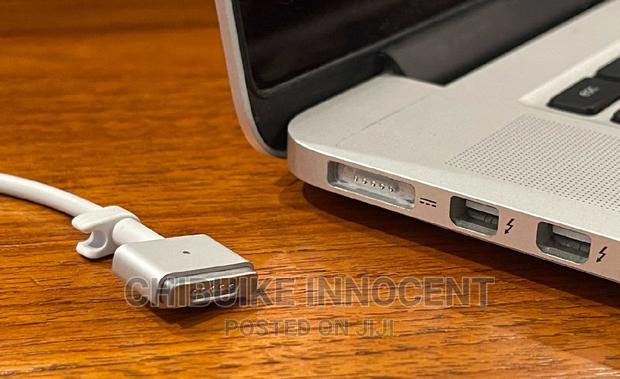Original Macbook T Charger · Photo 1