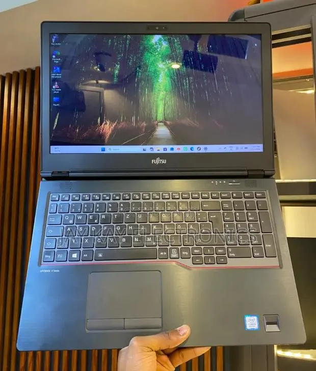 Laptop Fujitsu Lifebook U758 16GB Intel Core i5 SSD 256GB · Photo 1