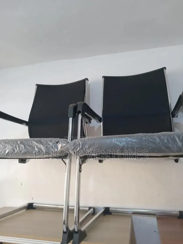 Black Mesh Visitor Seat · Photo 1