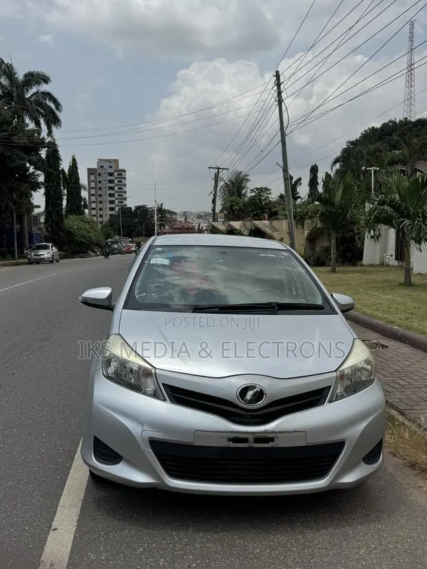 Toyota Vitz 2014 Silver · Photo 1
