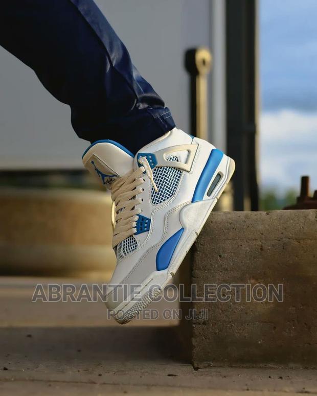 Air Jordan Retro 4 Military Blue · Photo 2