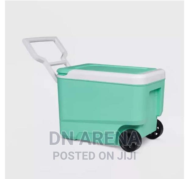 Igloo 38quart Wheelie Cool Ice Chest · Photo 2