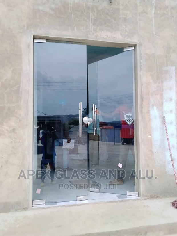 Frameless Swing Tempered Glass Doors · Photo 3