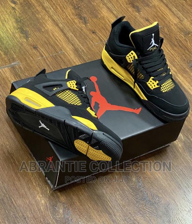 Air Jordan Retro 4 Black/Yellow · Photo 1