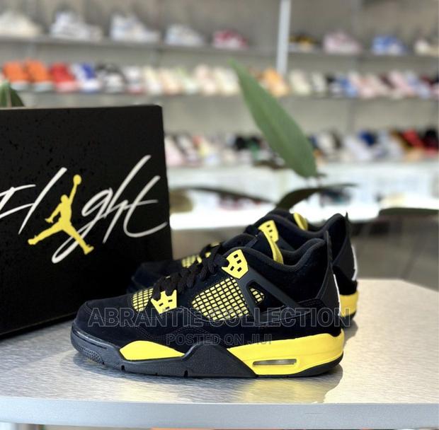 Air Jordan Retro 4 Black/Yellow · Photo 2