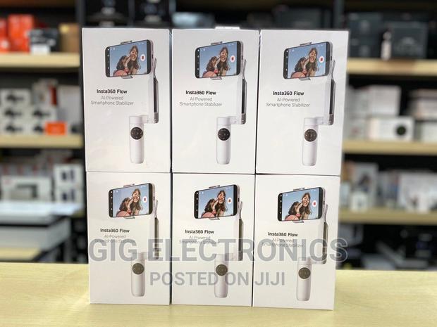 Insta360 Flow Smartphone Gimbal Stabilizer · Photo 1