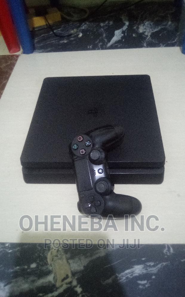 Ps4 Slim Pre-Owned With FC27+Other Games + 2 Controllers · Photo 2