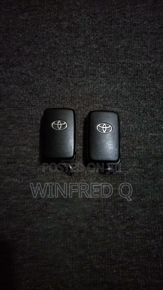 OEM Toyota Smart Key · Photo 1